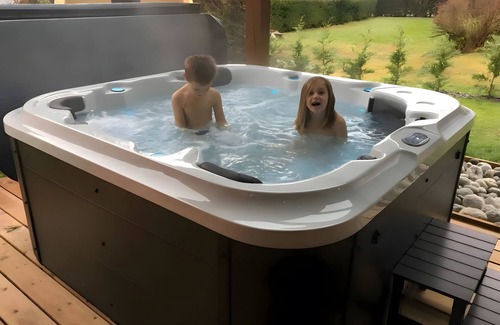 Samoens Ski Chalet | Chalet 'Familiale Avec Jacuzzi' with Mountain View, Private Terrace and Wi-Fi