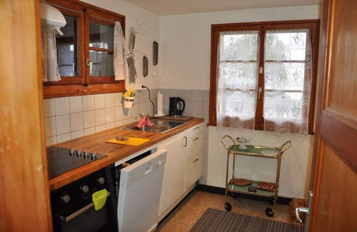 Barboleusaz Ski Chalet | Chalet Héloïse is located approx. 750 m from the start of the Barboleuse gondola to the Villars-Gryo