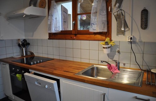 Barboleusaz Ski Chalet | Chalet Héloïse is located approx. 750 m from the start of the Barboleuse gondola to the Villars-Gryo