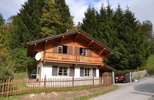 Barboleusaz Ski Chalet | Chalet Héloïse is located approx. 750 m from the start of the Barboleuse gondola to the Villars-Gryo
