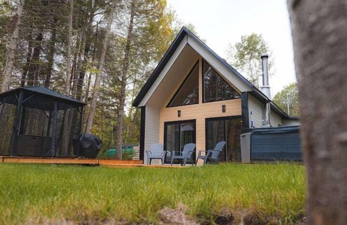 Mauricie Ski Chalet | Chalet Le Bébé Falaise, waterfront!