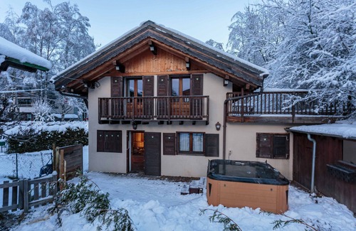 Chamonix City Centre Ski Chalet | Chalet le Tremplin - sleeps 6 in 2 bedrooms with hot tub