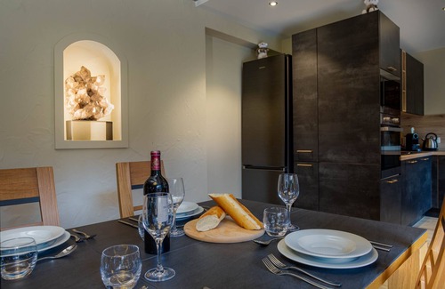 Les Praz-de-Chamonix Ski Chalet | Chalet le Tricouni - sleeps 10 guests in 5 bedrooms with Nordic Bath