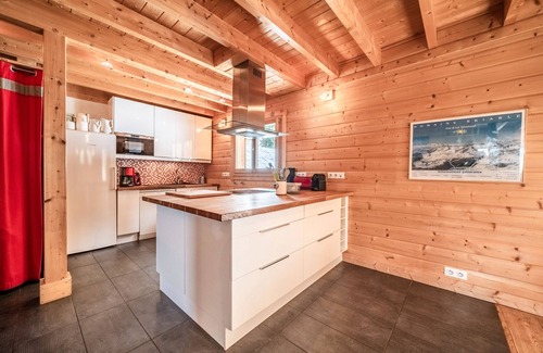 Le Praz de Lys Ski Chalet | Chalet 'Les Amborzales' with Mountain View, Private Garden and Wi-Fi