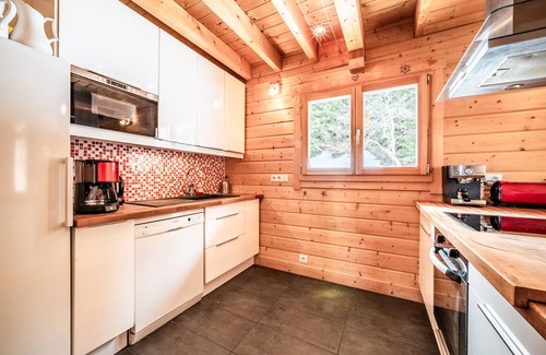 Le Praz de Lys Ski Chalet | Chalet 'Les Amborzales' with Mountain View, Private Garden and Wi-Fi