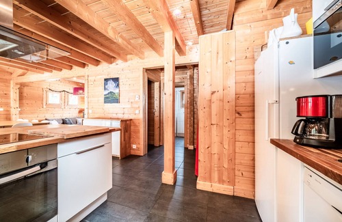 Le Praz de Lys Ski Chalet | Chalet 'Les Amborzales' with Mountain View, Private Garden and Wi-Fi