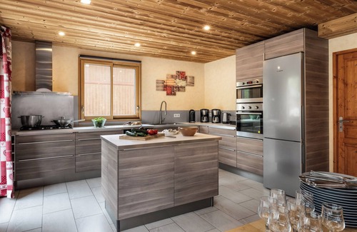 Le Bettaix Ski Chalet | Chalet 'Snow Mountain' with Mountain View, Balcony and Wi-Fi
