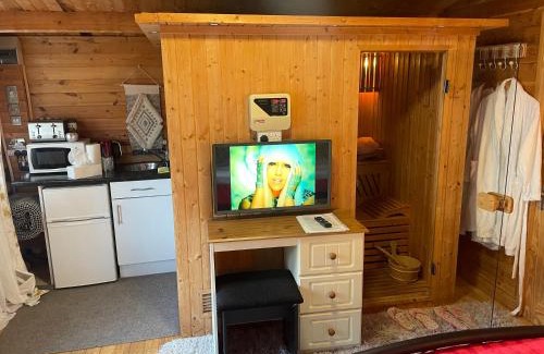 Londonderry Bed & Breakfast | Chalet Superking bed Free Sauna jacuzzi