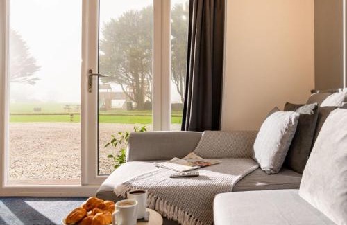 Helford Passage Ski Chalet | Chalet Wheal Rose Hot Tub Lodge by Interhome