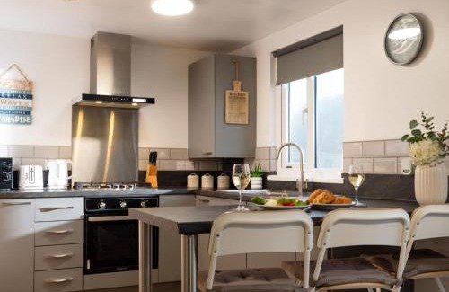 Helford Passage Ski Chalet | Chalet Wheal Rose Hot Tub Lodge by Interhome