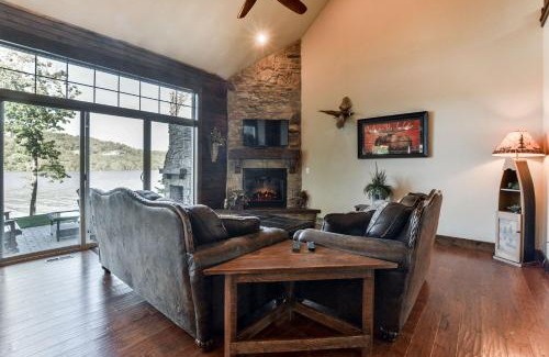 Lampe House | Chalets Resort Luxury Lakefront Villa Family Friendly 2 Pools Free Amenities