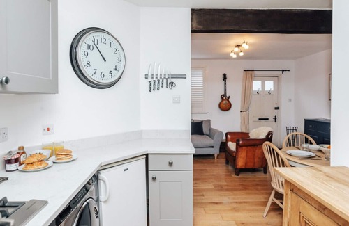 Henley-on-Thames House | Chalk House - Pet Friendly - From 125 Per Night