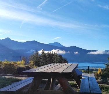 Prunieres Apartment | chambre 2 vue lac av piscine