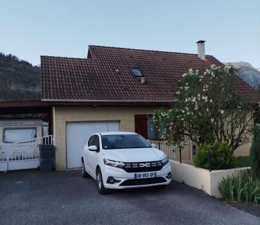 Cluses House | Chambre bleue dans maison avec parking