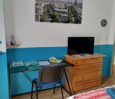 Cluses House | Chambre bleue dans maison avec parking