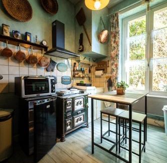 Olliergues Bed & Breakfast | Chambre Bounty, B&B, cuisine privée, lit queen size, terrasse, parking, garage