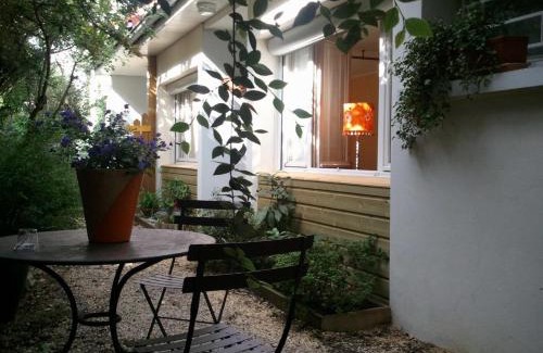 Soucieu-en-Jarrest Apartment | Chambre D'Hotes Au Coquelicot