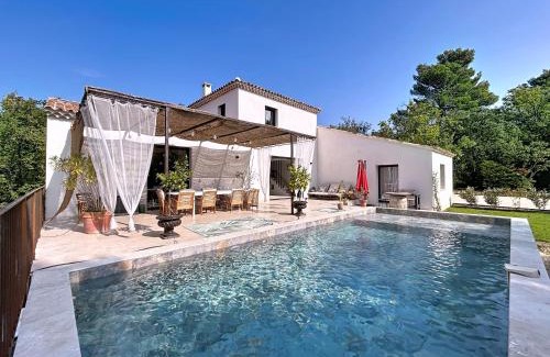 Menerbes Bed & Breakfast | Chambre Deluxe - vue jardin - située dans le triangle d'or du Luberon