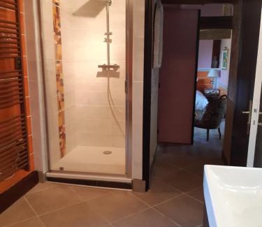 Bernadets-Debat Bed & Breakfast | Chambre familiale avec piscine chauffée et jacuzzi