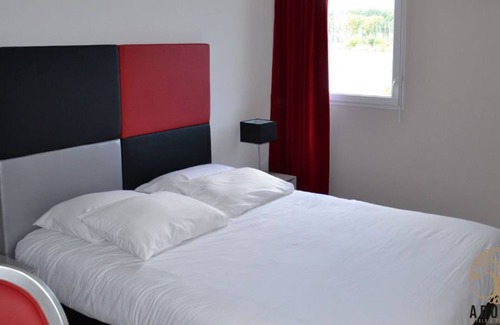 Lahonce Hotel | Chambre Moderne à Bayonne! Wi-FI + Parking Inclus!