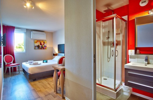 Lahonce Hotel | Chambre Moderne à Bayonne! Wi-FI + Parking Inclus!