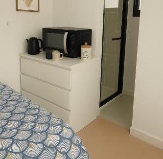 Plouguerneau Bed & Breakfast | Chambre privée 350 m de la mer et proche et gr34 avec coin repas et micro onde