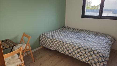 Plouguerneau Bed & Breakfast | Chambre privée 350 m de la mer et proche et gr34 avec coin repas et micro onde
