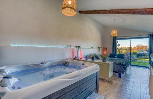 Arles Apartment | Chambre spa privé Arles campagne