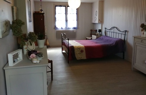 Varetz Bed & Breakfast | Chambre Spacieuse Idéalement Située