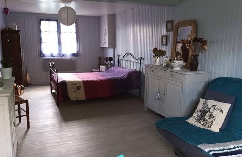 Varetz Bed & Breakfast | Chambre Spacieuse Idéalement Située
