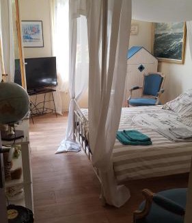 Pleurtuit House | "Chambres d'Hôtes" Bord de Rance Au Rez-de-Jardin de la "Villa Cyrano"