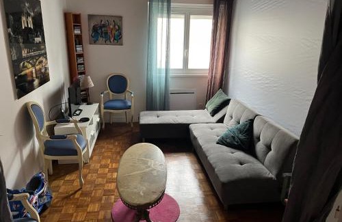 Les Puces de Saint-Ouen House | Chambres d'hôtes Dos Santos à Saint Ouen