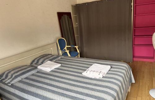 Les Puces de Saint-Ouen House | Chambres d'hôtes Dos Santos à Saint Ouen