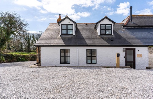 Goldsithney Cottage | Champagne Cottage - modern & elegant retreat, sleeps 2+2, parking & EV charging