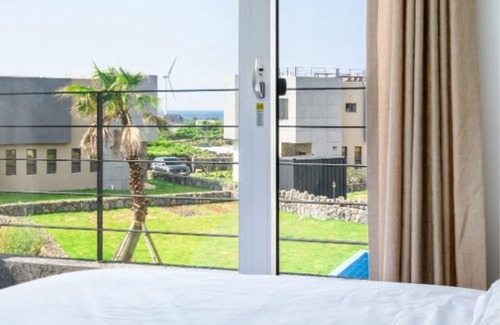 Hallim House | Chandelier Pension