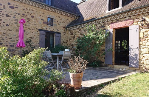 Doissat House | Character stone country house in a quiet location
