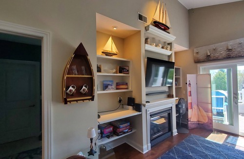 Charlevoix Condo | CHARLEVOIX HOME* LUXURY BEDS/JACUZZI*LEO/MIL/EMS disc