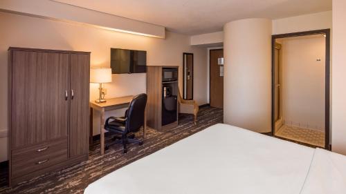 Charlevoix Hotel | Charlevoix Inn & Suites SureStay Collection by Best Western