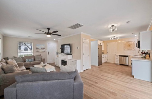 Charlotte House | Charlotte 4BR Cozy Retreat