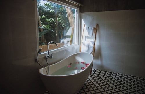 Suoi Nuoc Beach Resort | Charm Hon Rom Villas Resort