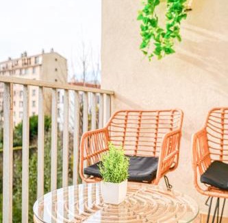 Vanves Apartment | Charmant Appartement à 10 minutes de Paris avec Balcon