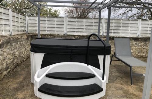 Saint-Bonnet-de-Rochefort House | Charmant gîte avec spa et jardin près de Vichy - FR-1-489-342