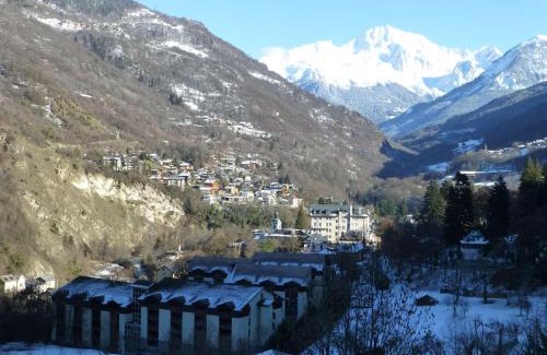 Brides-les-Bains Apartment | Charmant studio 2* avec balcon et parking à Brides-les-Bains, proche thermes et centre village. - FR-1-512-6