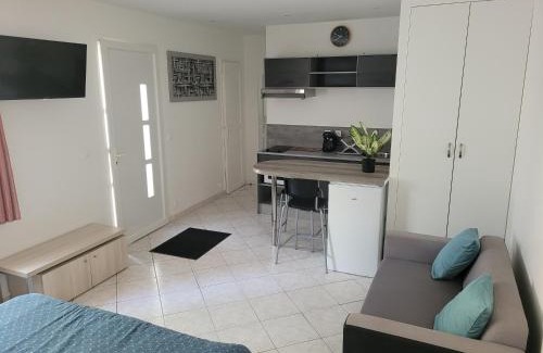 Tremblay-en-France Apartment | charmant studio de 30 m2 très calme avec sa grande belle terrasse et son jardin PRIVATIF