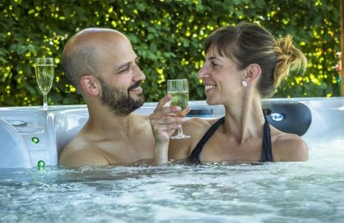 Le Clerjus Bed & Breakfast | Charmante Chambre "Rubis" avec Terrasse et Vue sur Étangs dans une Ferme Rénovée - FR-1-589-532