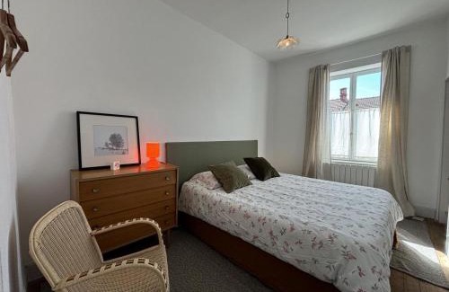 Charroux House | Charmante maison ancienne avec jardin clos, animaux admis - FR-1-489-538