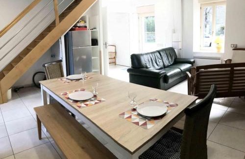 Saint-Fraimbault House | Charme rural avec Wifi et animaux acceptés - FR-1-497-74