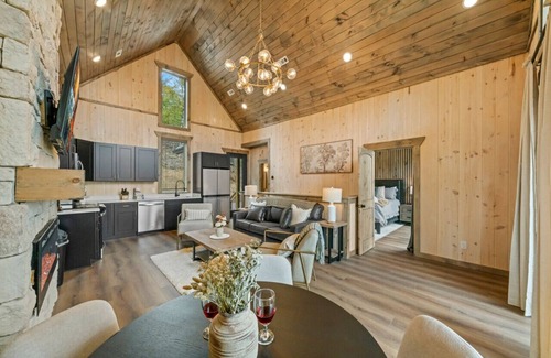 Sevierville Cabin | Charmed Waters Cottage: Lake View, Hot Tub, Games!