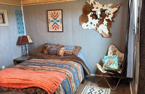 Browning Cottage | Charming 1-bedroom cottage in tranquil East Glacier Park with WiFi, AC