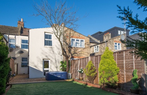 Cann Hall House | Charming 1-bed House in London